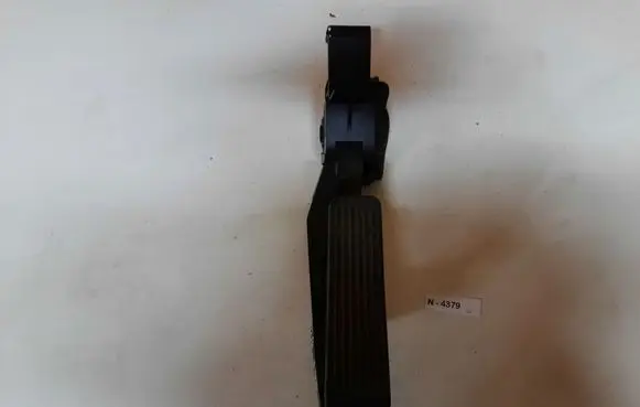 Mercedes-Benz E W211 Accelerator throttle pedal 2113000404