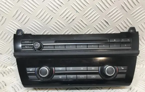 BMW 5 F10 F11 Climate control unit 6824203