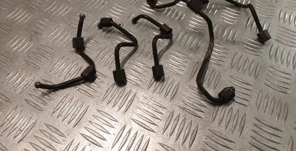 Fuel injector supply line/pipe