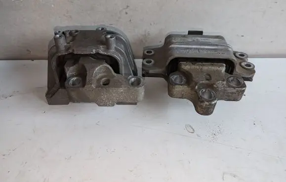 Volkswagen PASSAT CC Engine mount bracket