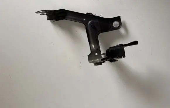 BMW 5 G30 G31 G38 Fender mounting bracket 7349617