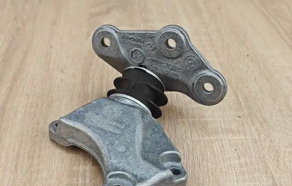 BMW 8 G16 Gearbox mounting bracket 6861570 6861571