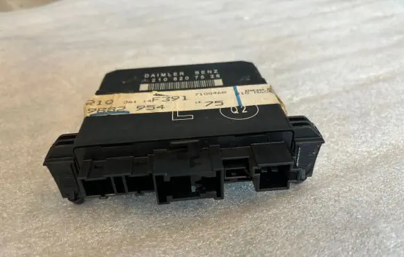 Mercedes-Benz E W210 Door control unit/module 2108207526 9B82954 A2108207526