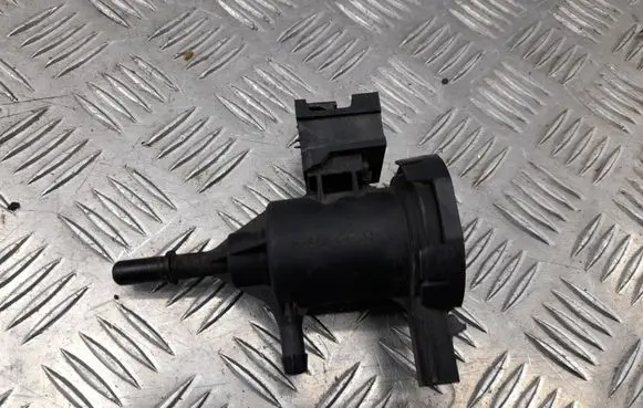 Mercedes-Benz GL X166 Vacuum valve A0014760532