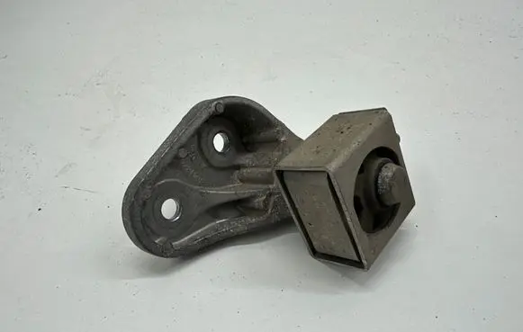 BMW 5 G30 G31 G38 Muffler mount bracket/holder 8683822