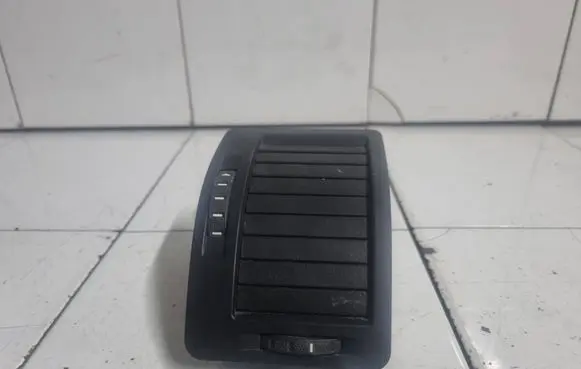 Skoda Octavia Mk2 (1Z) Dashboard side air vent grill/cover trim 1Z0819702
