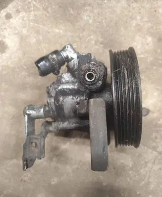 BMW 5 E39 Power steering pump 1740858 61289 2108226