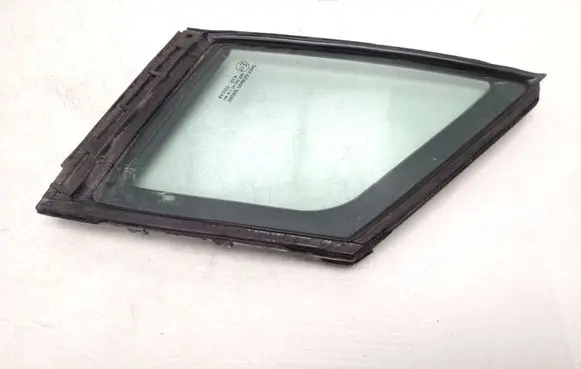 Toyota Avensis T270 Front door vent window glass four-door 6821505010 43r00348