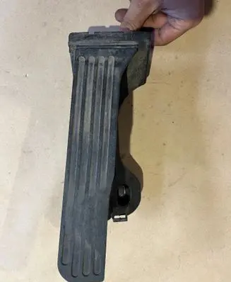 Volkswagen Touran I Accelerator throttle pedal 1T1721503H 6PV00868900