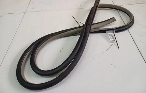 Toyota Yaris Rubber seal front coupe door 