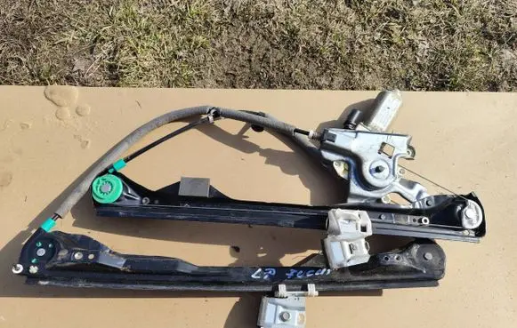 Ford Focus Front door window regulator with motor XS4123201