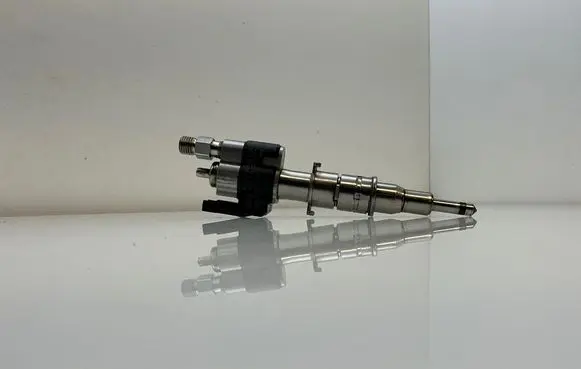 BMW 5 E60 E61 Fuel injector 7585261