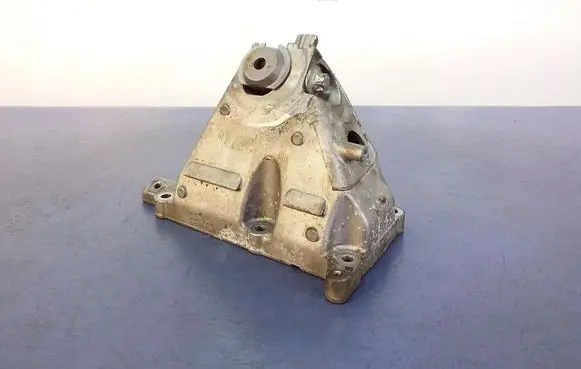 Engine mount vacuum valve