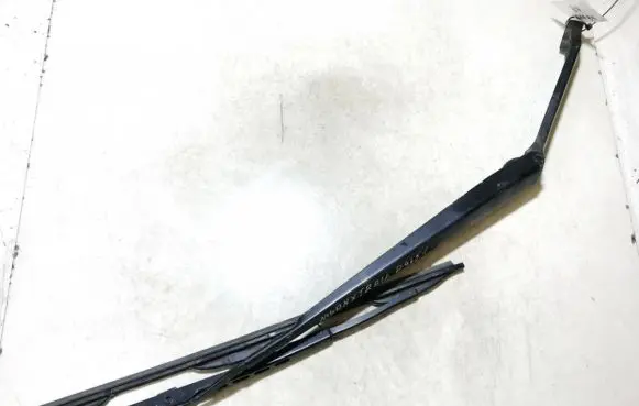 Nissan X-Trail T30 Front wiper blade arm