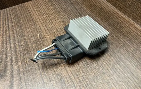 Toyota Corolla Verso E121 Heater blower fan relay 4993002121