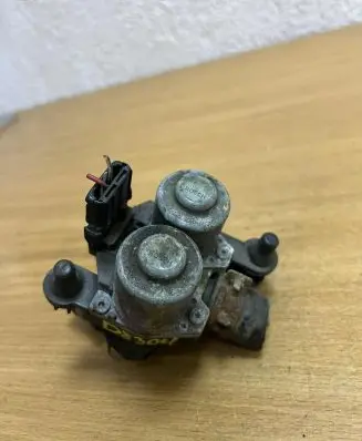 Mercedes-Benz E W210 Coolant heater control valve 0235451628 D8304