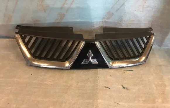 Mitsubishi Outlander Front bumper upper radiator grill 7450A038