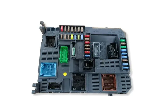 Peugeot 208 I Fuse module E1066960 9670355980