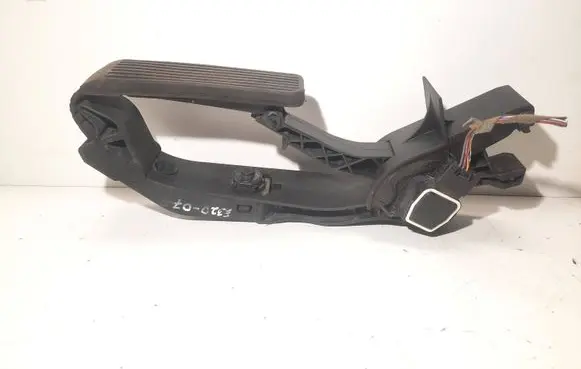 Mercedes-Benz E W211 Accelerator throttle pedal A2113000901
