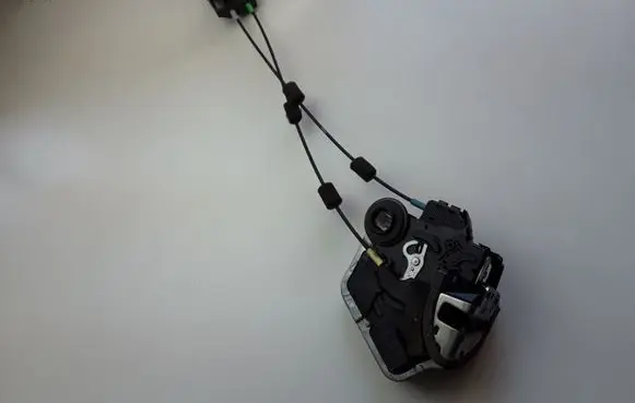 Toyota RAV 4 (XA40) Rear door lock 6906012410