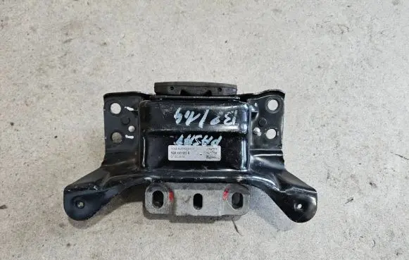 Volkswagen PASSAT B8 Engine mount bracket 5Q0199555R 07052014 X44AVP1929