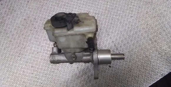 Volkswagen Golf V Master brake cylinder