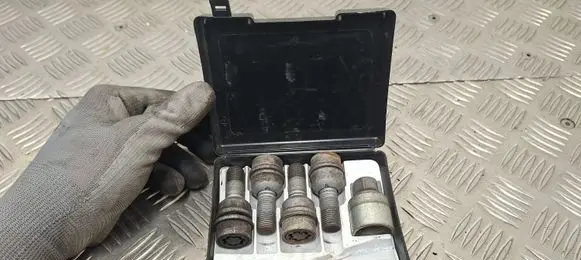 Audi Q5 SQ5 FY Anti-theft wheel nuts and lock