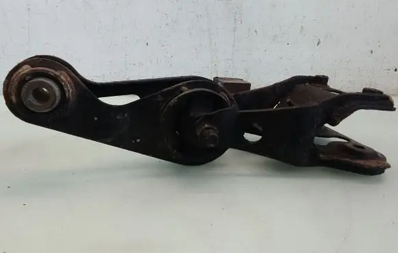 Toyota Prius (NHW20) Engine mount bracket
