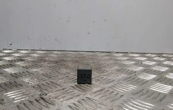 Volkswagen Golf VI Other relay 8D0951253