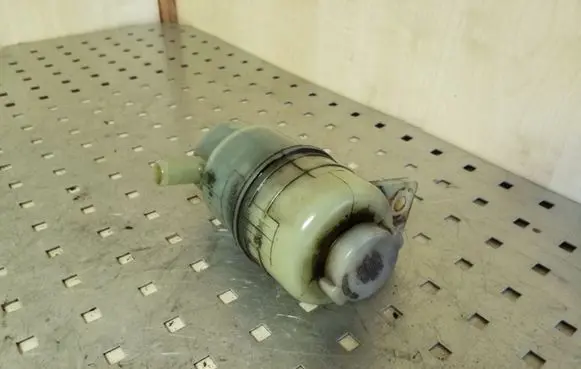 Mitsubishi L200 Power steering fluid tank/reservoir