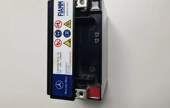 Mercedes-Benz C W204 Car battery A0009827008