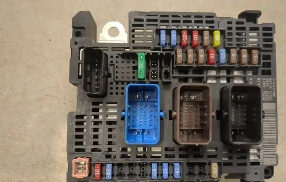 Citroen C4 II Picasso Fuse module 9810296180