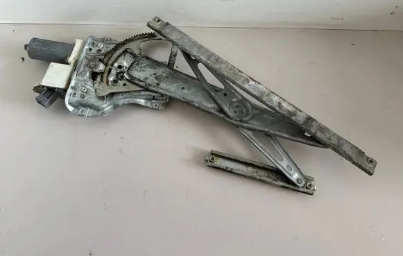 Toyota Avensis T250 Front door window regulator motor 6982005050 0130822031 010103