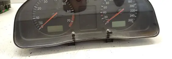 Volkswagen PASSAT B5 Speedometer (instrument cluster) 3B1919880 110008920