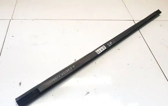 Chrysler Voyager Front door glass trim molding 04675672 821340m