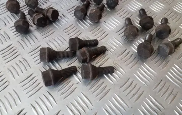 Opel Vivaro Nuts/bolts 