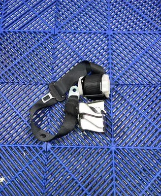 Toyota Auris E180 Middle seatbelt (rear) C7092