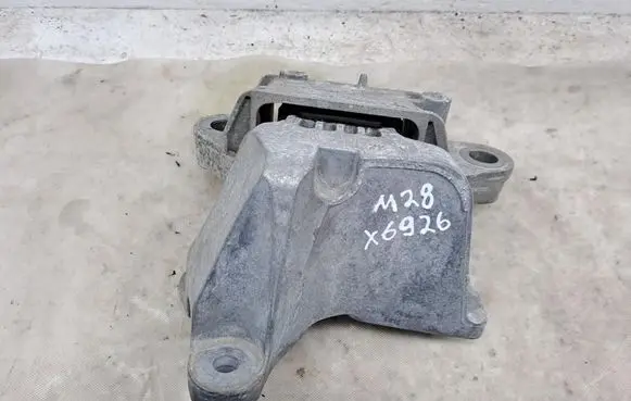 Engine mount bracket