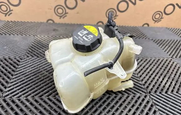 Volvo XC90 Coolant expansion tank/reservoir D2L4A