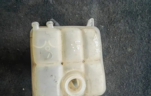 Ford Focus Coolant expansion tank/reservoir 8V618K218