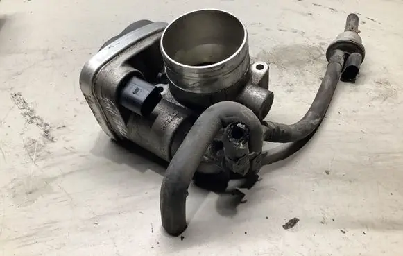 Volkswagen Golf V Throttle valve 06A133062