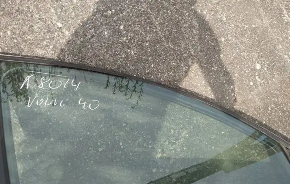 Volvo S40 Front door window glass four-door 