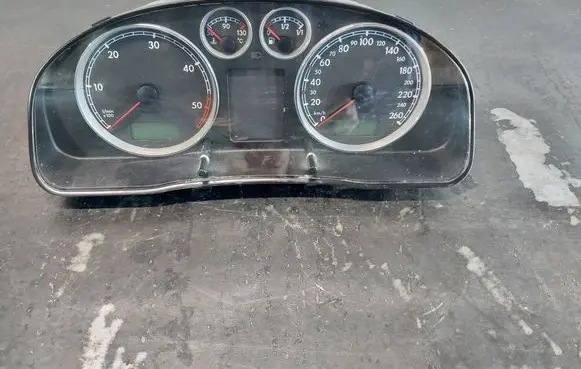 Volkswagen PASSAT B5 Speedometer (instrument cluster) 3B0920807A