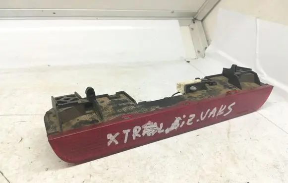 Nissan X-Trail T30 Third/center stoplight P1842