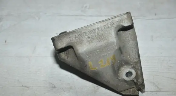 Mercedes-Benz CLS C219 Engine mounting bracket A2722231740