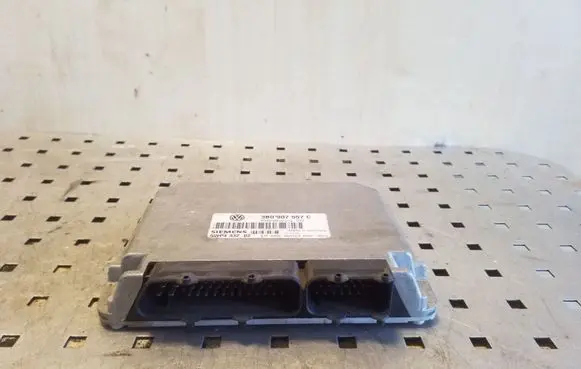 Volkswagen PASSAT B5 Engine control unit/module 3B0907557