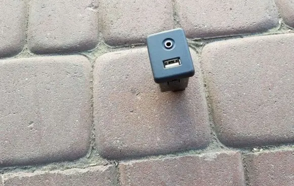 Opel Astra H USB socket connector 22875063