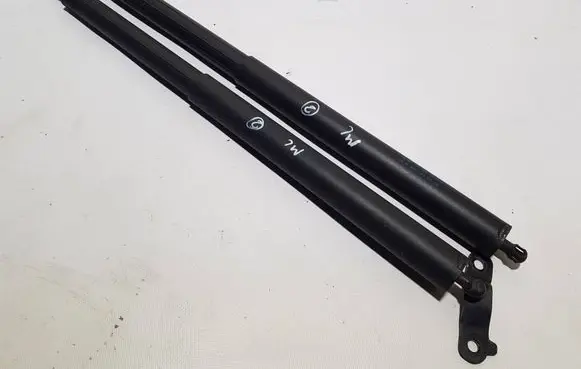 Mercedes-Benz ML W164 Shock absorber/damper mounting bracket A1647400445DDR A1647400445