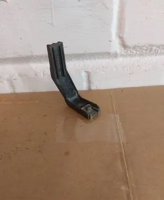 Headlight/headlamp mounting bracket