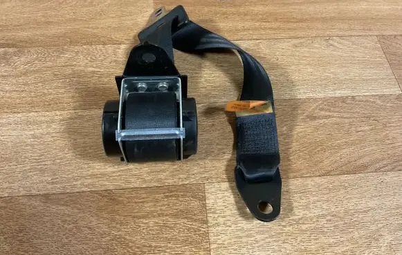 Nissan Primera Rear seatbelt 88844AV820 04167060 047060